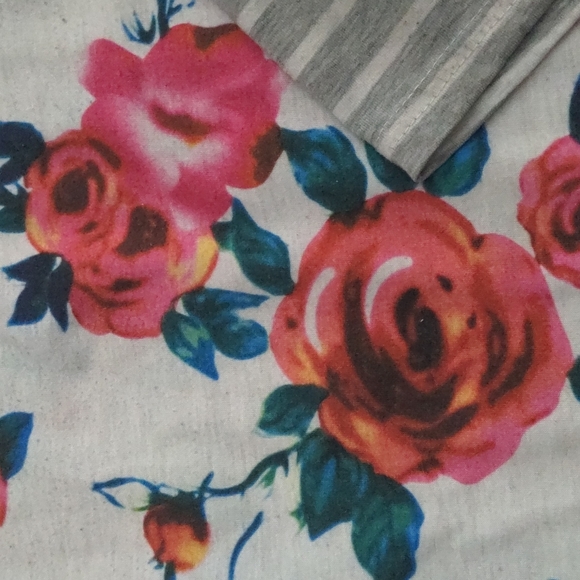 MOKING TOP (SMALL) WHITE & GREY CASUAL 3/4 SLEEVE STRIPED ROSE FLORAL BLOUSE - Picture 5 of 7